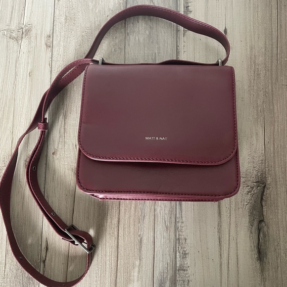 Matt & Nat Handbags - Like New Matt & Nat “Scarlett” Crossbody in Burgundy